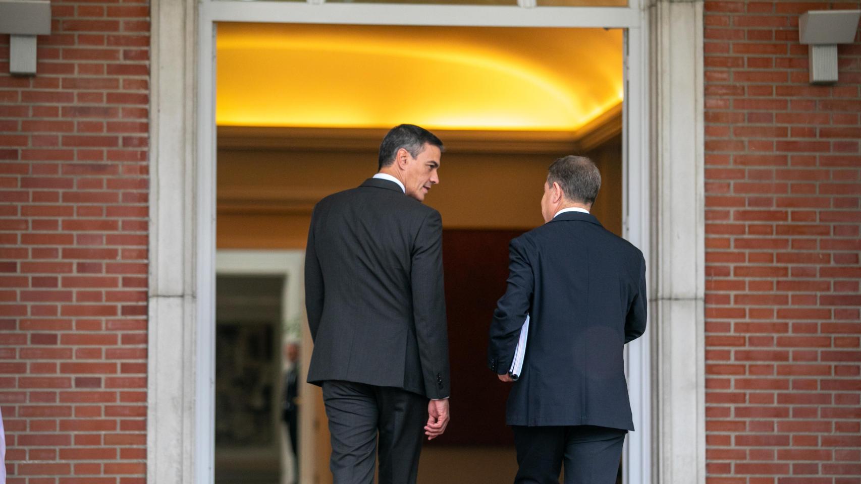 Pedro Sánchez y Emiliano García-Page accediendo a la Moncloa en octubre de 2024.