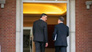 Pedro Sánchez y Emiliano García-Page accediendo a la Moncloa en octubre de 2024.