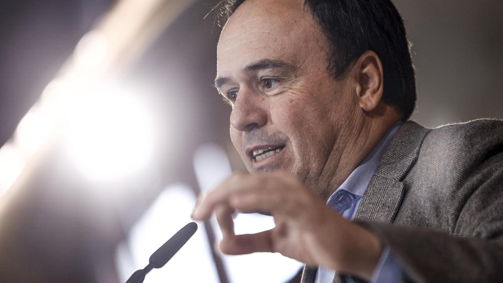 El president de la Generalitat, Juanfran Pérez Llorca, tras la reunión con la CEV y sindicatos. Efe / Biel Aliño