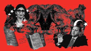 Ilustración realizada por El Español, donde se muestra la presidenta de Venezuela en funciones, Delcy Rodríguez, varios lingotes de oro, trabajadores en el Arco Minero del Orinoco, extracción minera venezolana, y al presidente de Turquía, Recep Tayyip Erdoğan.