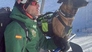 Kiko Navarro, guardia civil, y Unkar, perro de rescate de avalanchas del Greim de Jaca