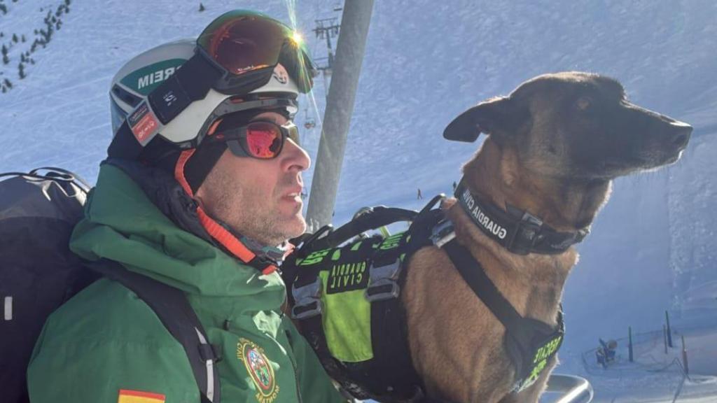 Kiko Navarro, guardia civil, y Unkar, perro de rescate de avalanchas del Greim de Jaca