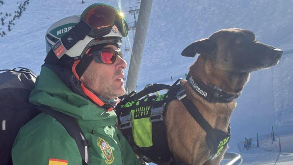 Kiko Navarro, guardia civil, y Unkar, perro de rescate de avalanchas del Greim de Jaca
