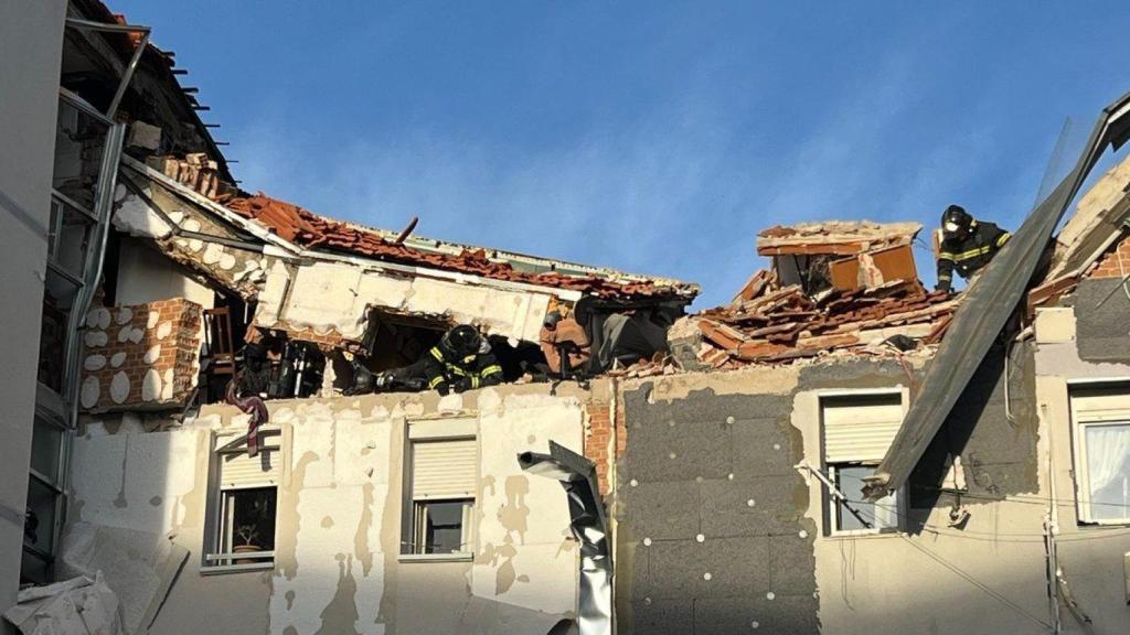 Samur-Protección Civil en el edificio de la calle Azcoitia que ha sufrido la explosión.