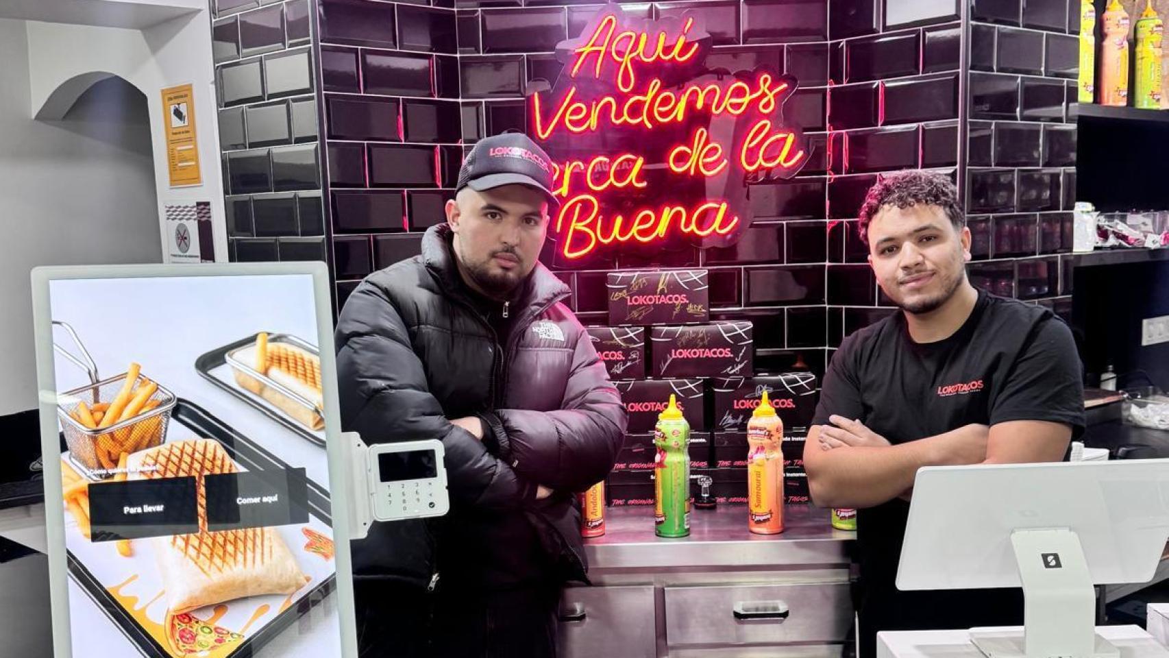 Mohamed y Younes en su local.