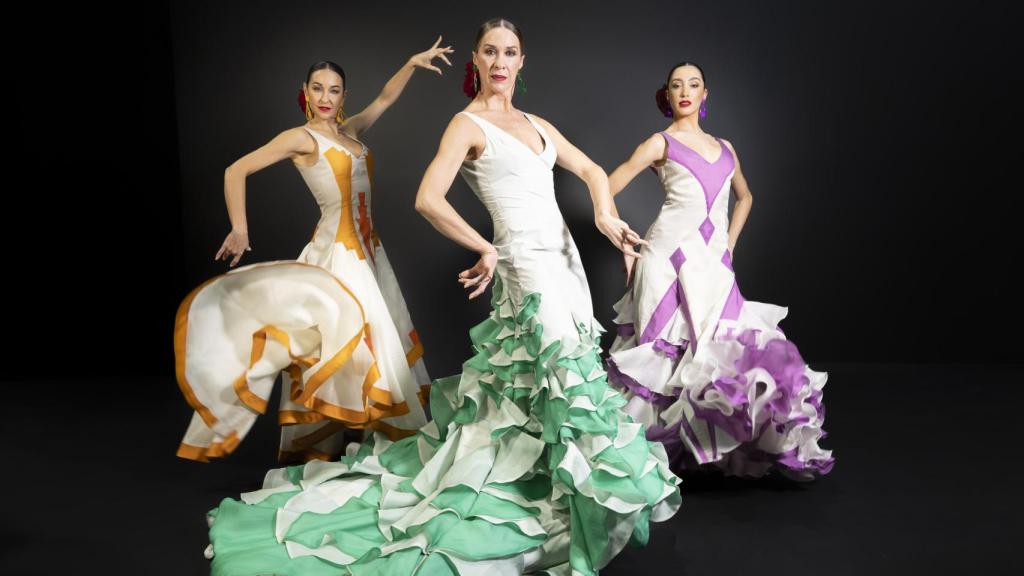 El elenco de la nueva producción de 'Juerga' y 'Triana'. Foto: Dolores Iglesias. Vestuario: Yaiza Pinillos