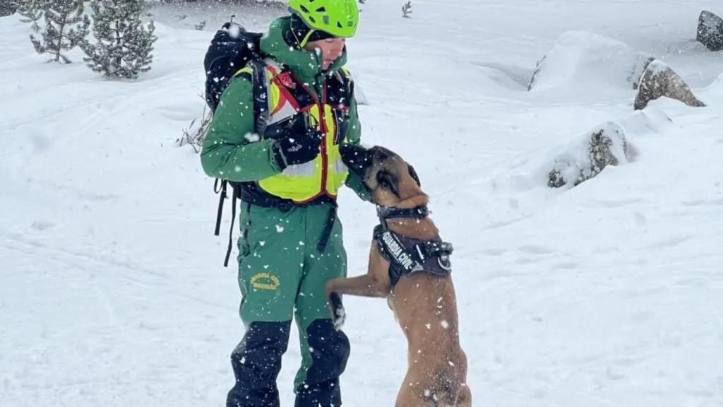 Kiko Navarro junto a su perra Unkar