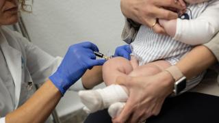 Un bebé recibiendo una vacuna.