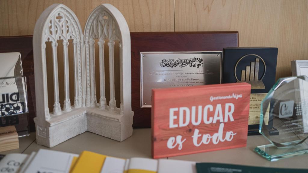 Premios que luce Nicolás en su despacho.