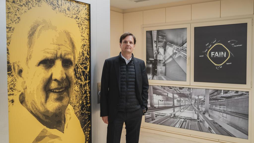 Nicolás Mediavilla en una maqueta de uno de los ascensores de Fain, que a su vez tiene una foto de Nicolás padre.