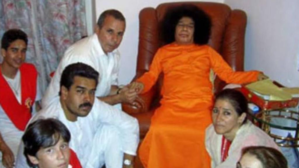En 2005 Nicolás Maduro visitó, junto a Cilia Flores y el hijo de ésta, a Sai Baba. Siempre recuerdo cuando nos conocimos y nos dio sus bendiciones, escribió hace tan sólo seis semanas en su Facebook.