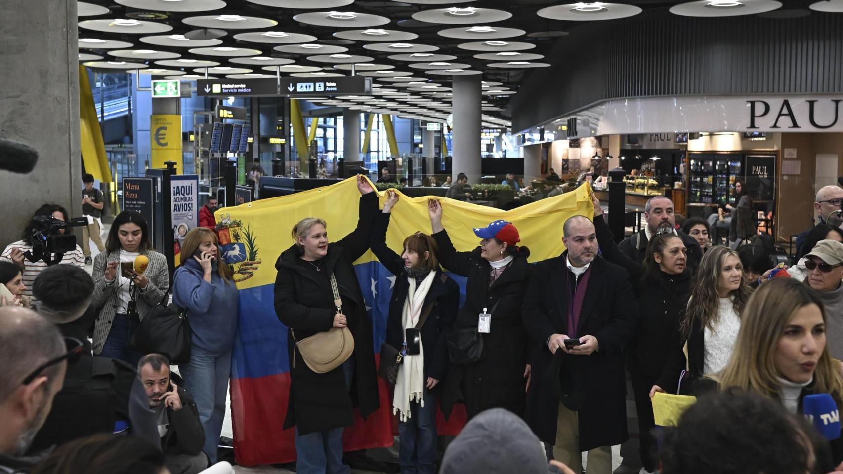 Familiares y amigos de los cinco presos políticos españoles liberados en Venezuela los esperan en la sala 10 de la T4 de Barajas.