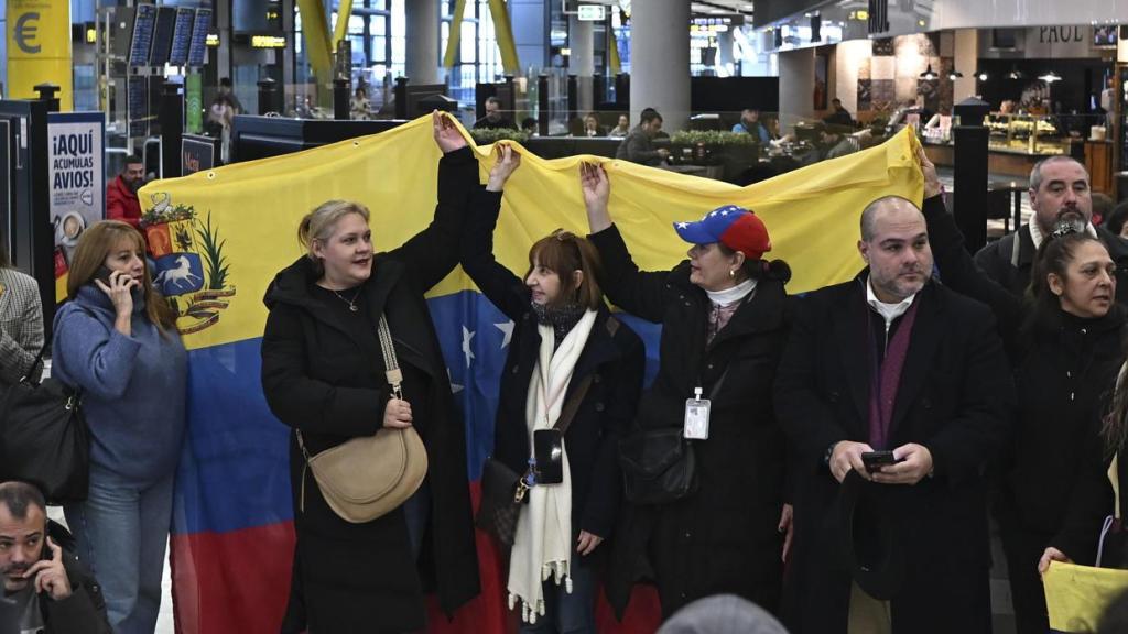Familiares y amigos de los cinco presos políticos españoles liberados en Venezuela los esperan en la sala 10 de la T4 de Barajas.