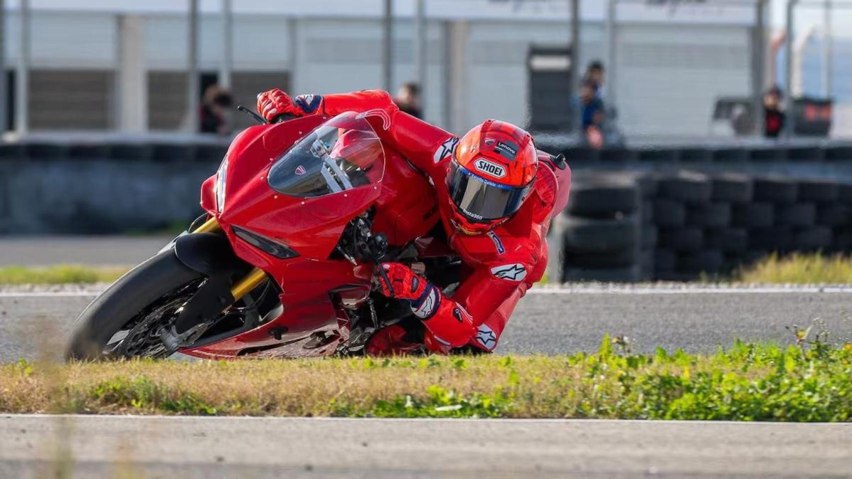 Marc Márquez, pilotando en el Aspar Circuit en Guadassuar, Valencia.