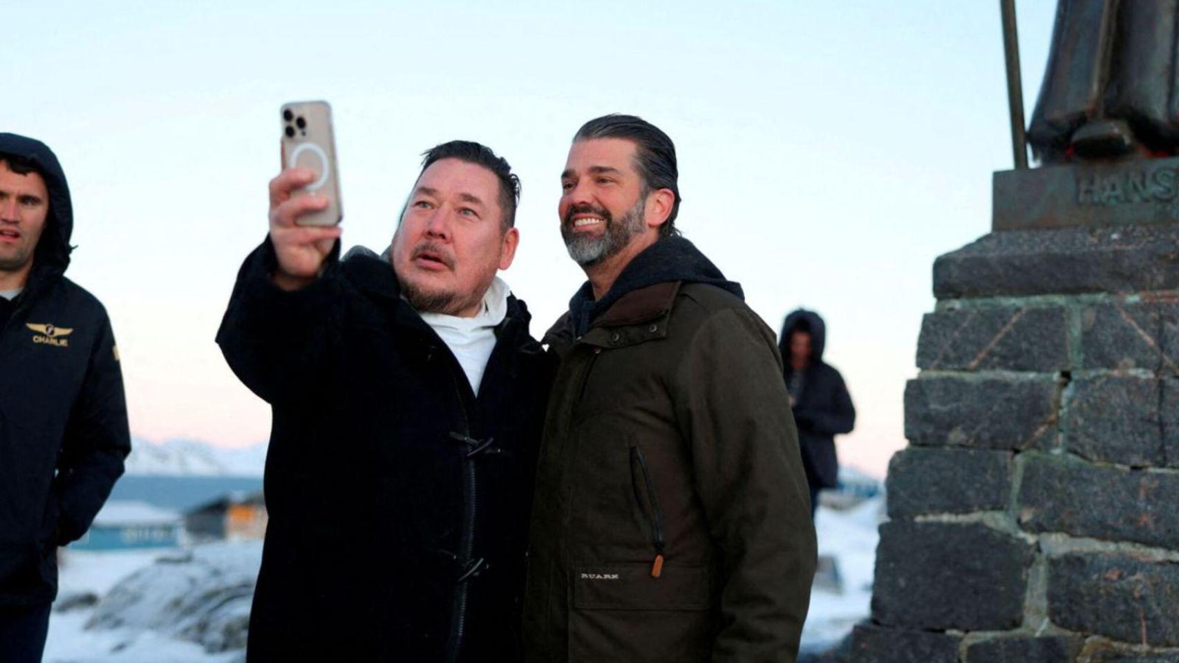 Jörgen Boassen es uno de los principales defensores del trumpismo en Estados Unidos; en la foto, junto a Donald Trump Jr. (d) en su visita a Nuuk, capital de Groenlandia.