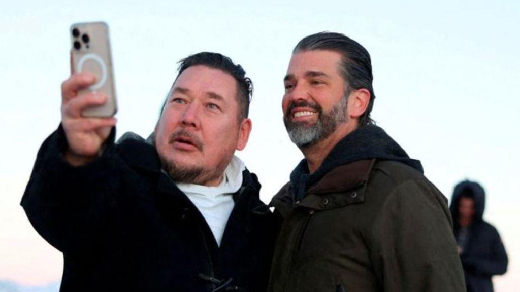 Jörgen Boassen es uno de los principales defensores del trumpismo en Estados Unidos; en la foto, junto a Donald Trump Jr. (d) en su visita a Nuuk, capital de Groenlandia.