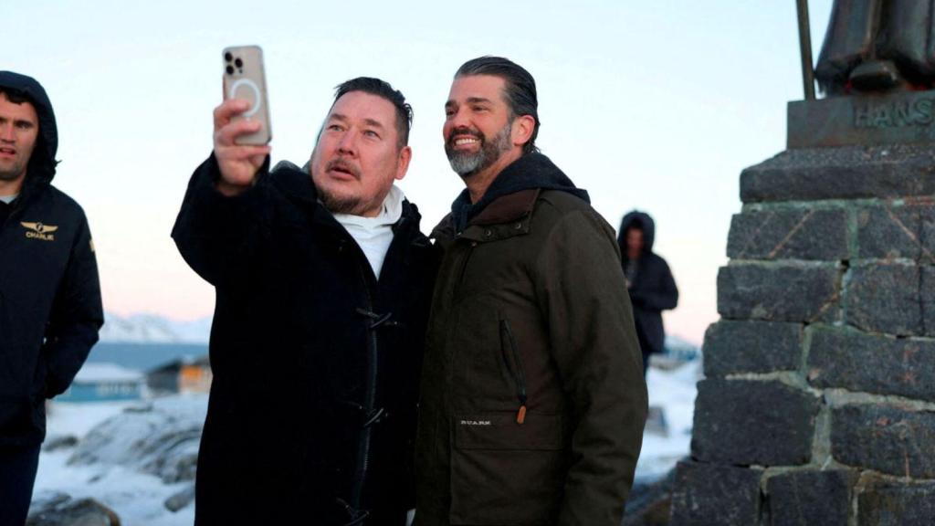 Jörgen Boassen es uno de los principales defensores del trumpismo en Estados Unidos; en la foto, junto a Donald Trump Jr. (d) en su visita a Nuuk, capital de Groenlandia.