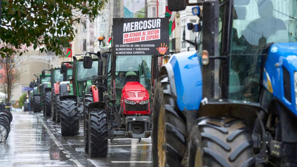 Um trator protesta esta sexta-feira em Espanha contra a assinatura do acordo.