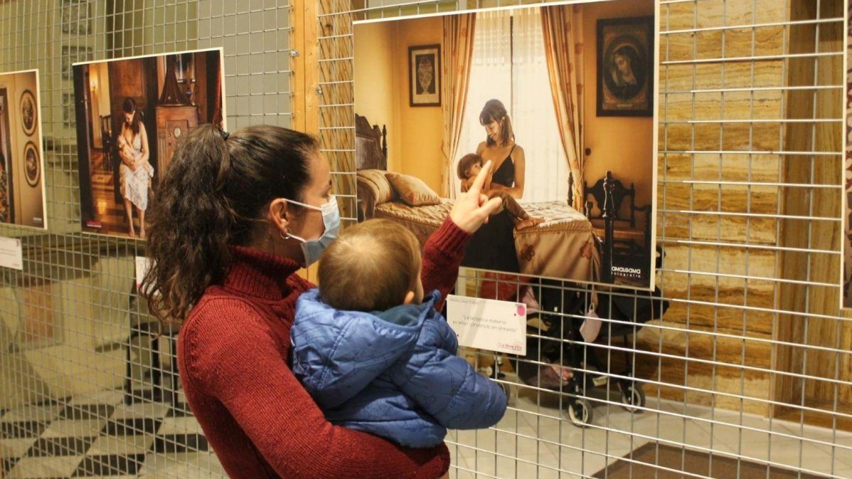 Una madre y su hijo en una exposición en Elche sobre la lactancia organizada en el mandato anterior.