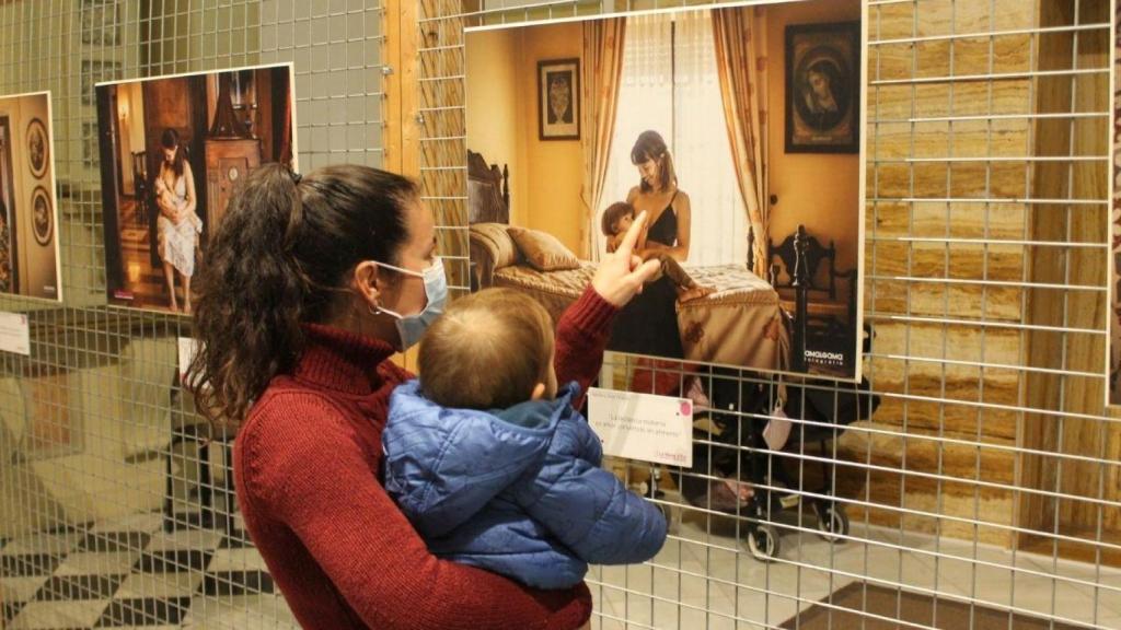 Una madre y su hijo en una exposición en Elche sobre la lactancia organizada en el mandato anterior.