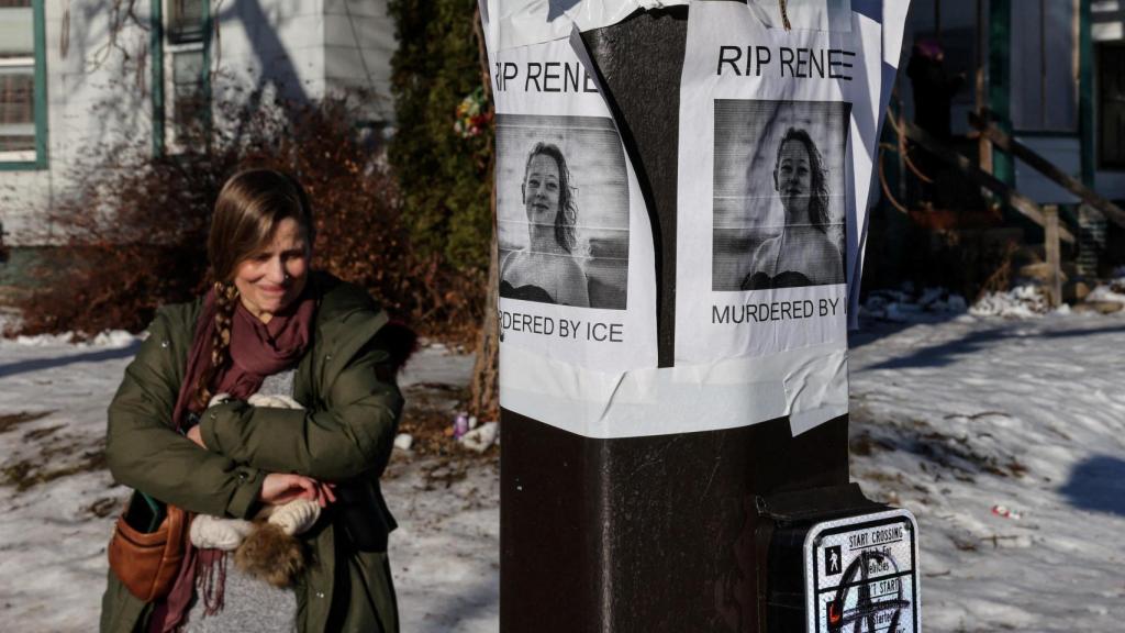 Uma mulher reage a um memorial improvisado no local do assassinato de Renee Nicole Goode em Minneapolis.