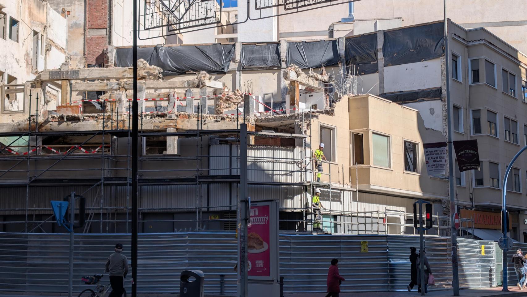 Los obreros trabando este otoño en la construcción del nuevo edificio de Zara en Alicante.