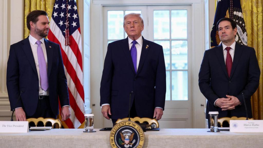Donald Trump, JD Vance y Marco Rubio durante la reunión en la Casa Blanca con las petroleras.