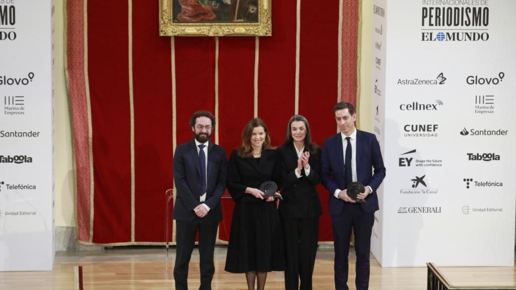 Joaquín Manso, director de 'El Mundo', Emma Tucker, directora de The Wall Street Journal; la Reina Leitiza y Laurent Richard, fundador del consorcio internacional Forbidden Stories.