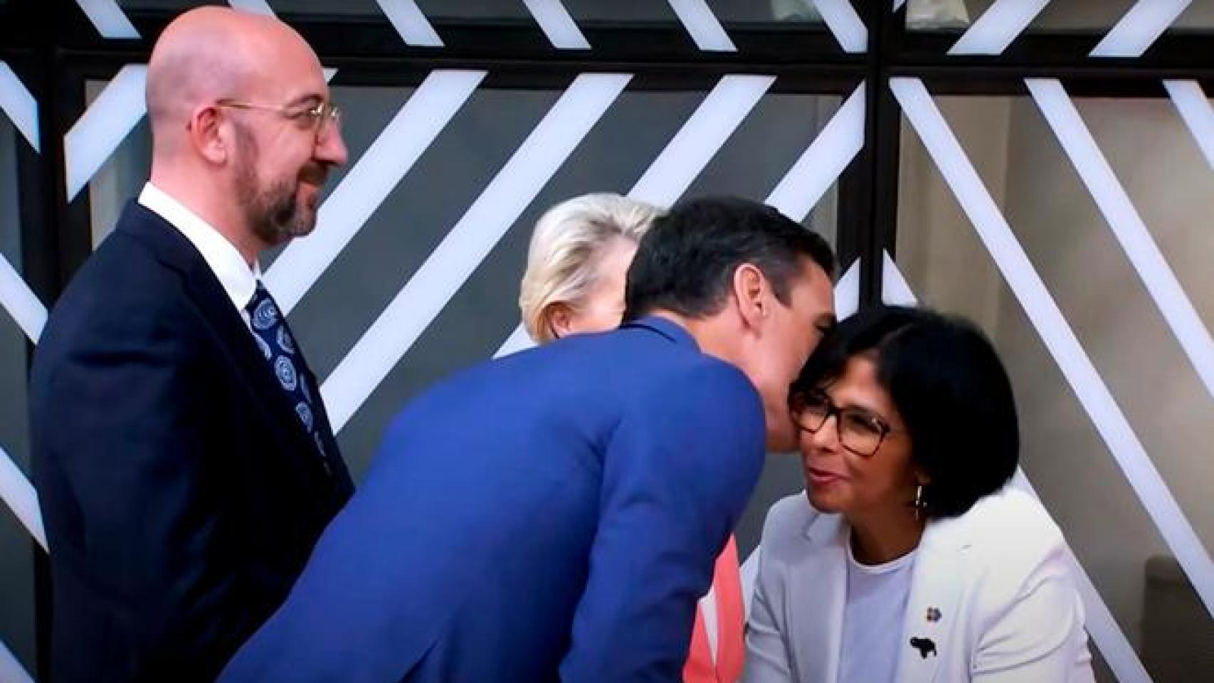 Pedro Sánche saluda a Delcy Rodríguez durante la cumbre de la UE-Celac.