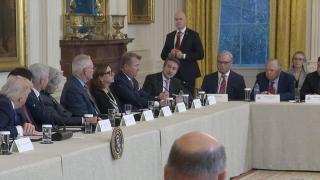 Donald Trump, presidente de EEUU, durante la alocución de Josu Jon Imaz, CEO de Repsol, en la Casa Blanca.