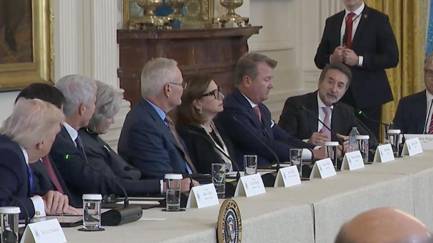 Donald Trump, presidente de EEUU, durante la alocución de Josu Jon Imaz, CEO de Repsol, en la Casa Blanca.