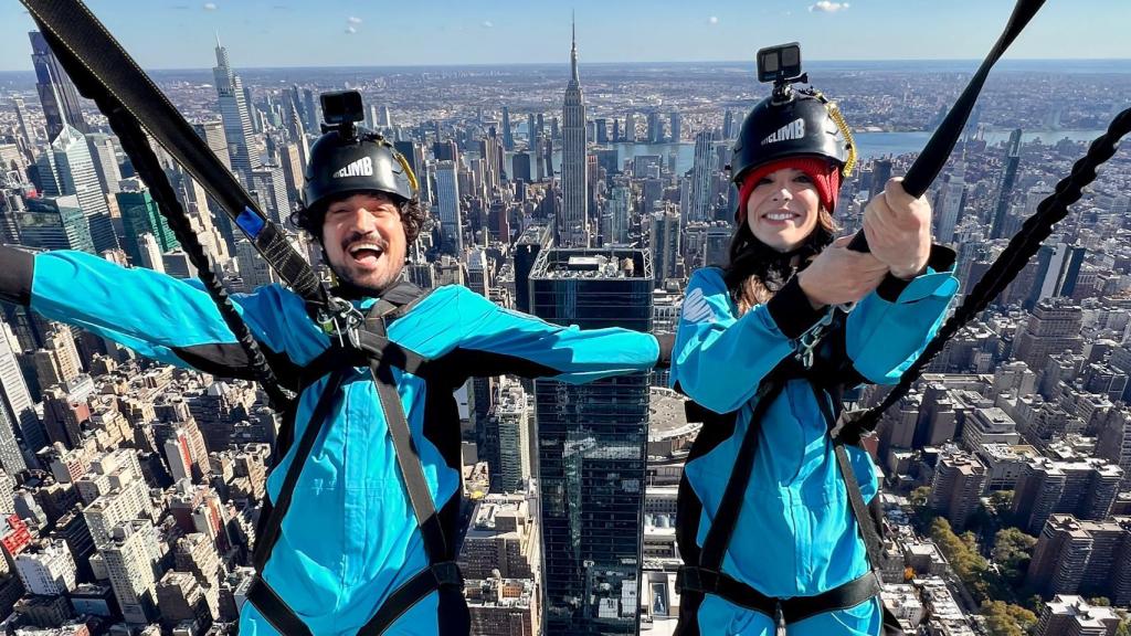 Eva Rojas y Carlo Cuñado, colgados en lo alto de un rascacielos de Nueva York, en 'La vuelta al mundo en 80 likes'.