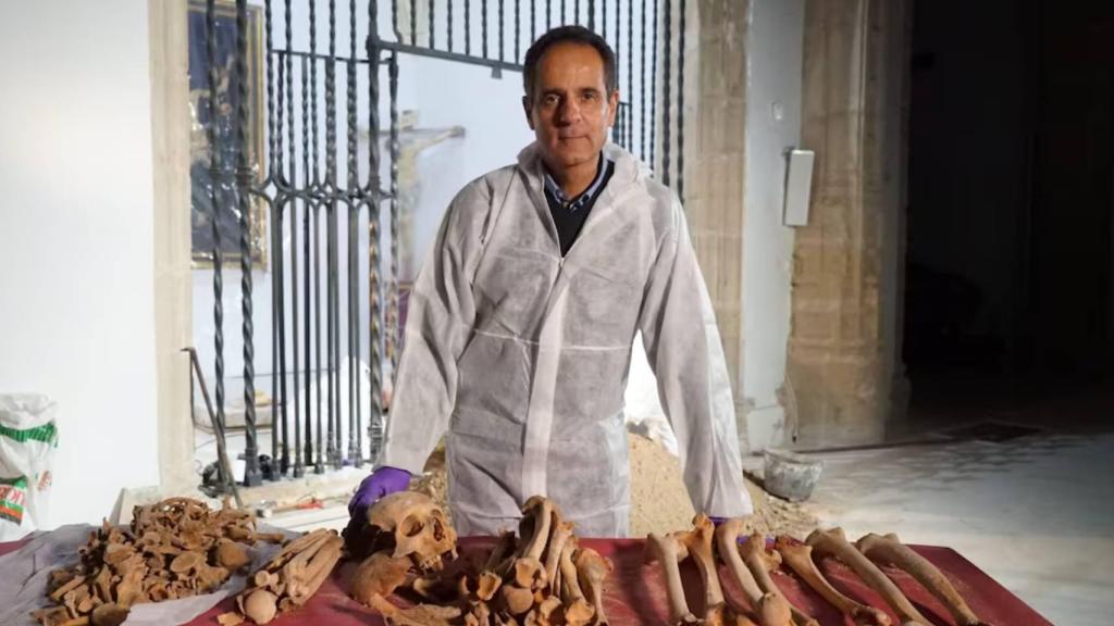 El forense de la Universidad de Granada José Antonio Lorente en una imagen del documental sobre Cristóbal Colón. de la historia: de Colón a Da Vinci