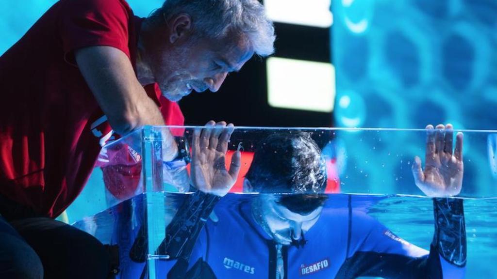 Willy Bárcenas realiza la prueba de la apnea bajo la supervisión del instructor Juandi Alcázar.