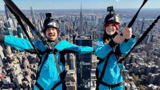 Eva Rojas y Carlo Cuñado, colgados en lo alto de un rascacielos de Nueva York, en 'La vuelta al mundo en 80 likes'.