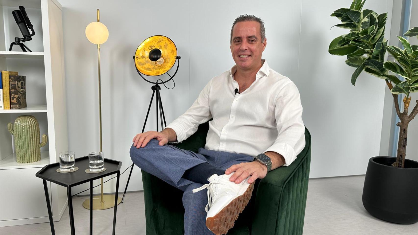 Pablo Aljaro, CEO de Mejoradora, en la entrevista en el plató de Opplus para Málaga se mueve.