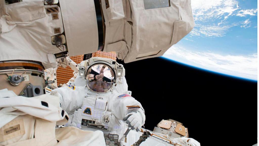 Imagen de un astronauta en la ISS