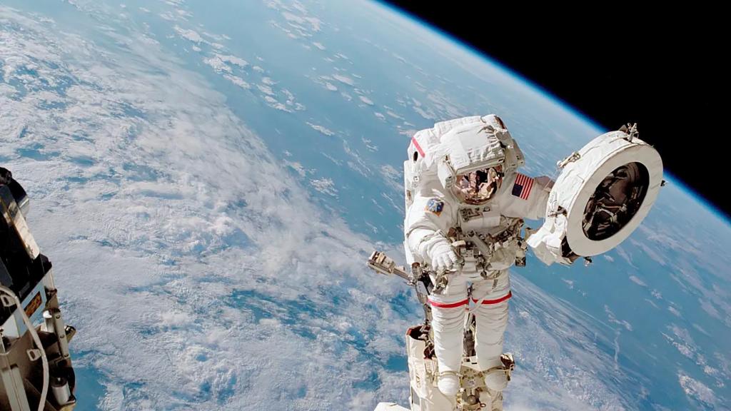 Imagen de un astronauta en un paseo espacial
