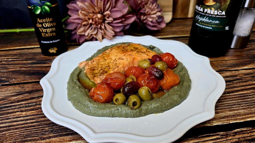 Crema de aguacate con cherrys, aceitunas y salmón.