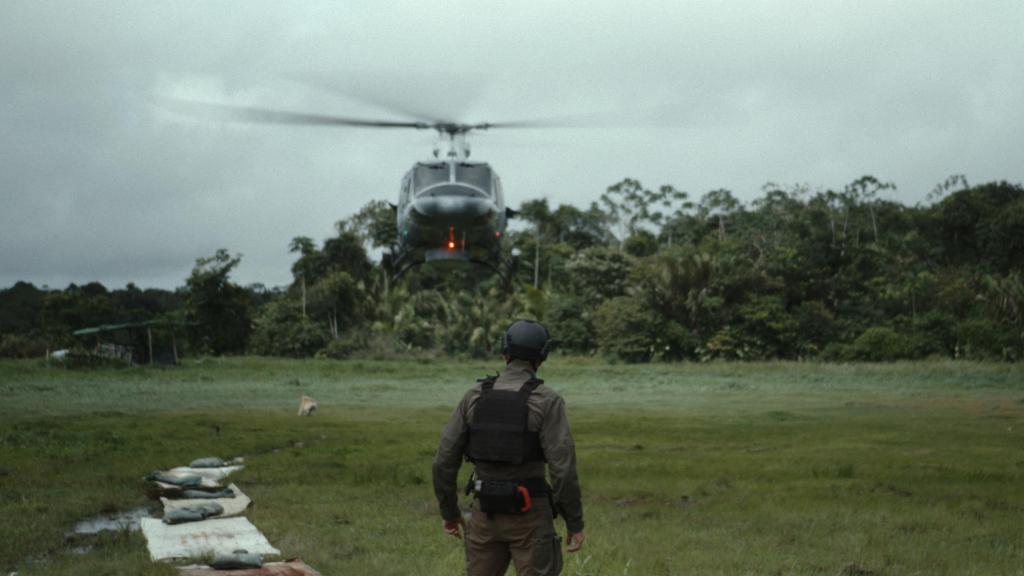 Pelayo Gayol, instructor del Grupo Especial de Operaciones (G.E.O.), frente a un helicóptero.