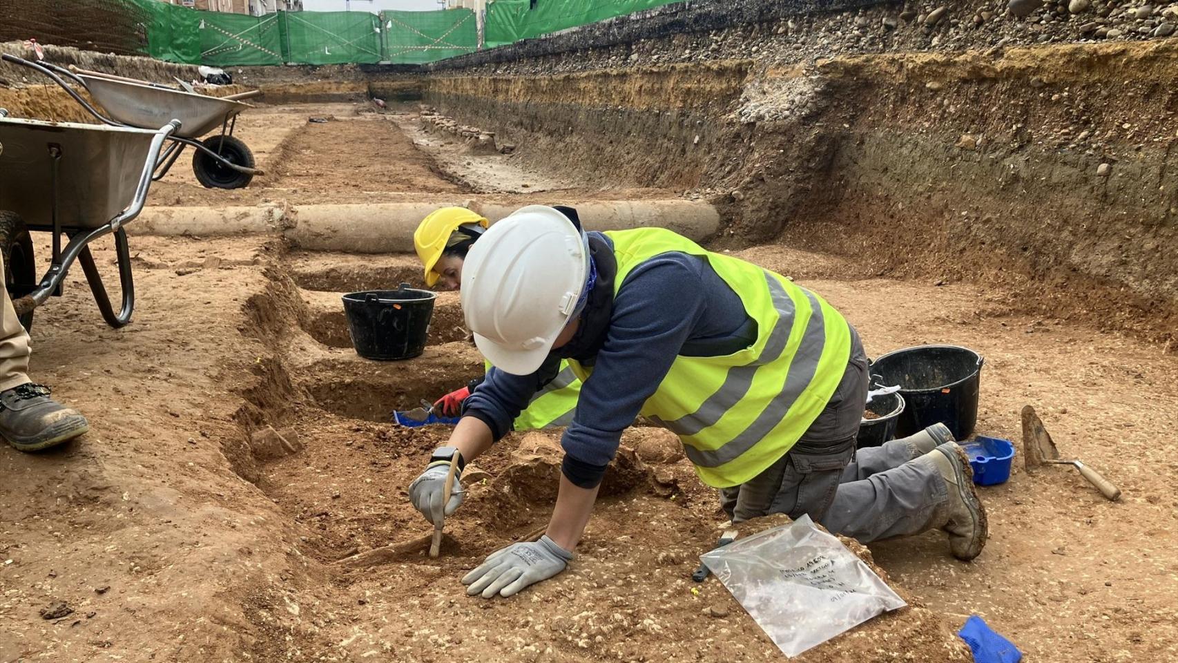 Grupo de arqueología trabaja en los hallazgos en las obras de la línea 3 del Metro de Sevilla.