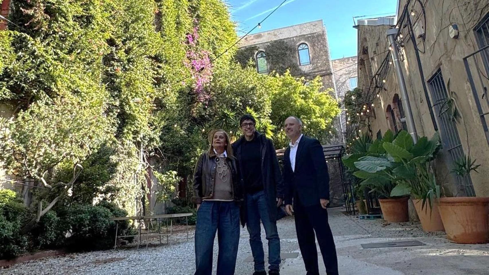 El delegado del Estado, David Regades, y la primera teniente de alcalde del Concello de Vigo, Carmela Silva, con Jordi Salles, CEO del BCN  XRLAB.