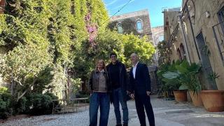 El delegado del Estado, David Regades, y la primera teniente de alcalde del Concello de Vigo, Carmela Silva, con Jordi Salles, CEO del BCN  XRLAB.