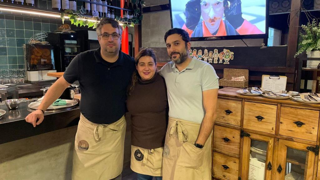 Los trabajadores de La Alcoba, en Navia (Vigo).