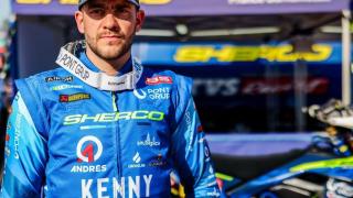 Lorenzo Santolino antes de la salida de una etapa del Rally Dakar 2026.