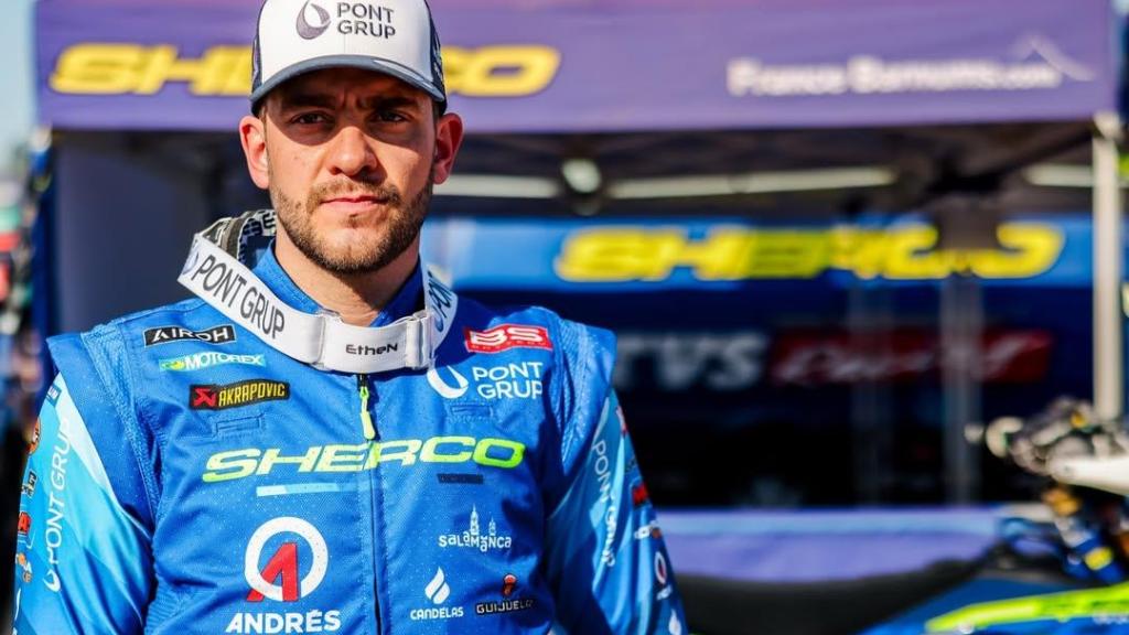 Lorenzo Santolino antes de la salida de una etapa del Rally Dakar 2026.