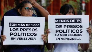 Familiares y activistas de derechos humanos protestan frente a la sede del Helicoide para exigir la liberación continua de los presos políticos.