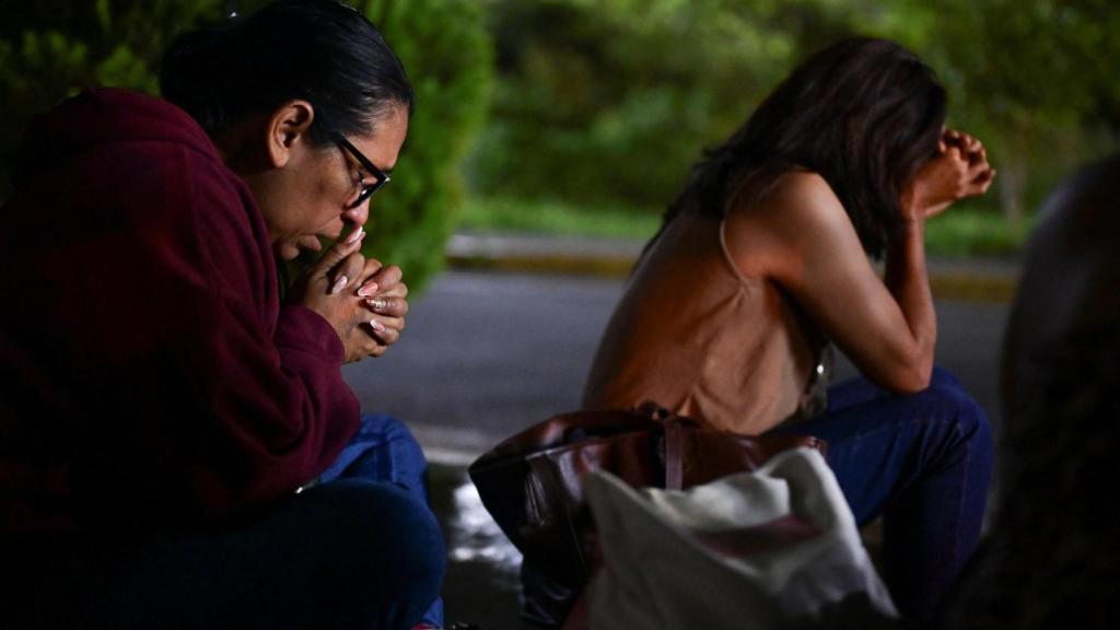 Mulheres esperam na porta do presídio El Rodeo.