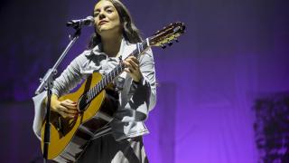 La cantante y compositora Valeria Castro durante el concierto que ha ofrecido hoy viernes en el Movistar Arena de Madrid.