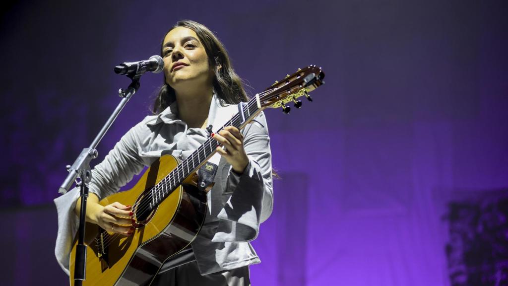La cantante y compositora Valeria Castro durante el concierto que ha ofrecido hoy viernes en el Movistar Arena de Madrid.